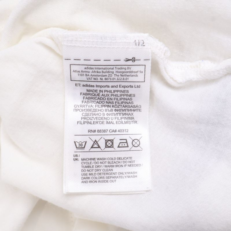 Material- och tvättrådsetikett i t-shirten