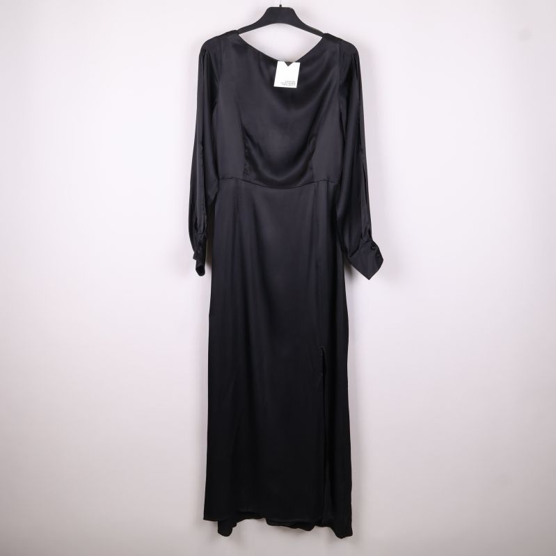 Svart långärmad klänning med rund hals