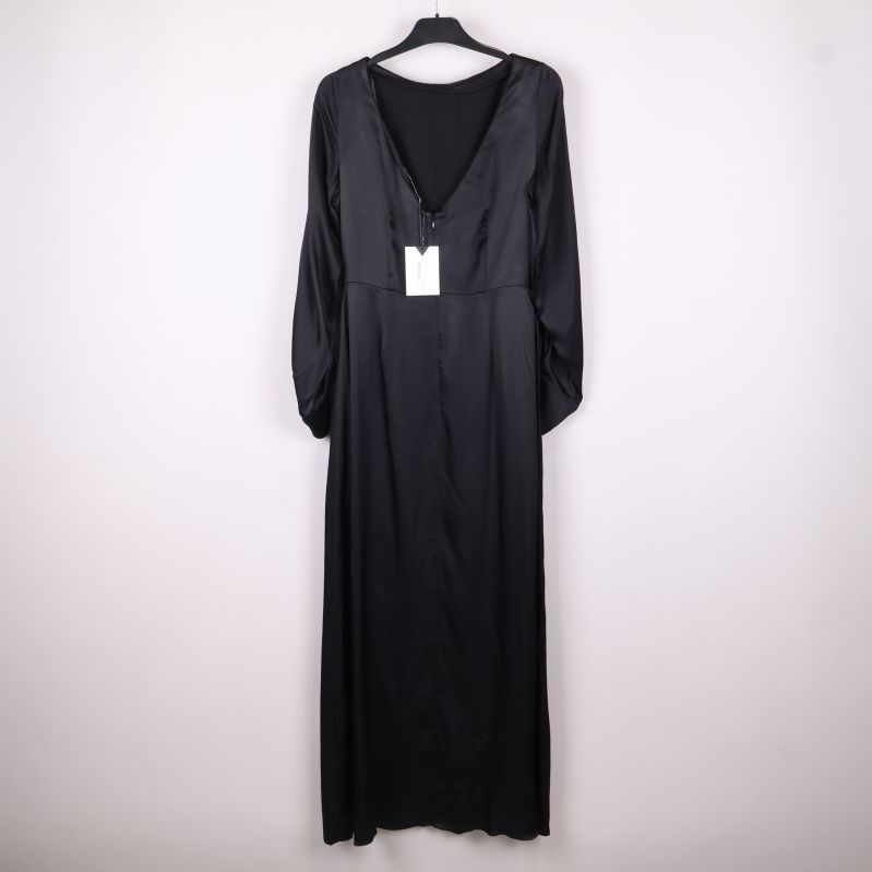 Svart långklänning med djup v-ringning och dragkedja bak