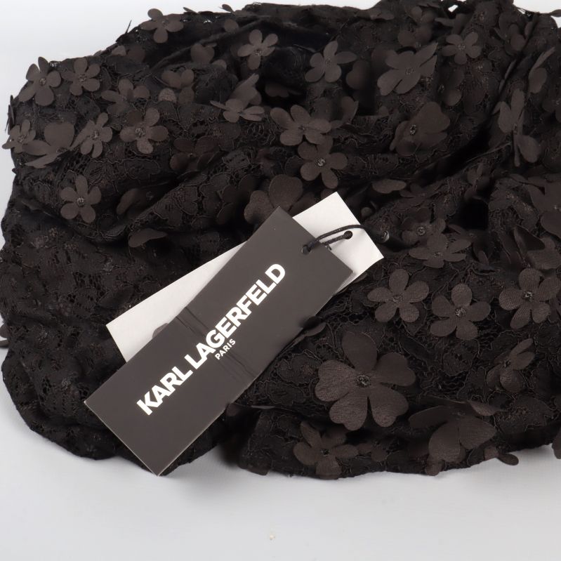Närbild på svart scarf och Karl Lagerfeld tagg