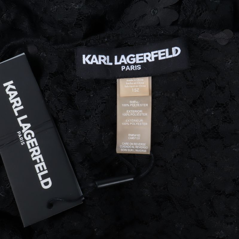 Närbild på Karl Lagerfeld Paris etikett och materiallapp