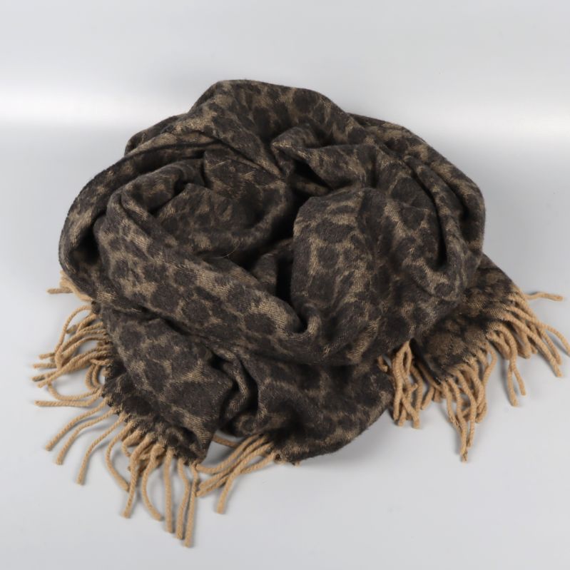 Halsduk i leopardmönster slarvigt ihopvikt