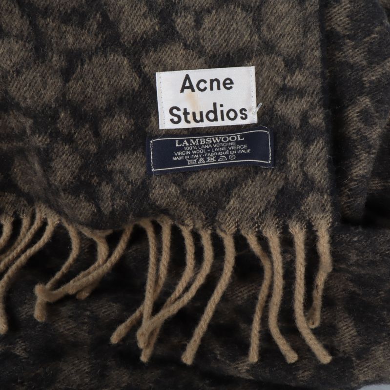 Halsduk med Acne Studios och lammullsetikett synlig