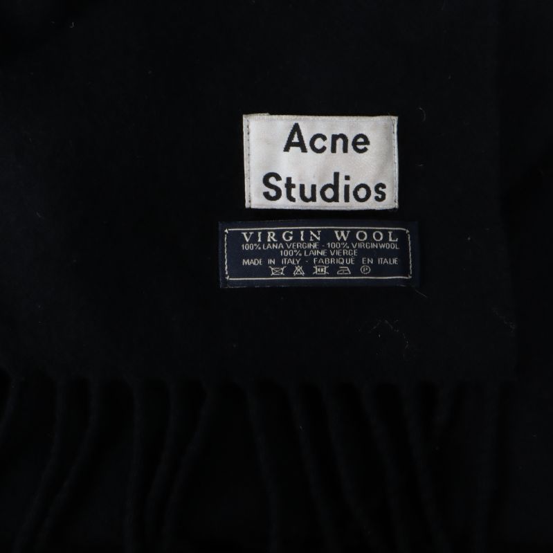 Närbild på Acne Studios etikett och materialmärkning