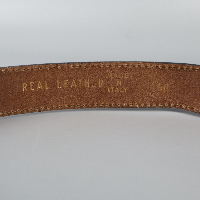 Närbild på insidan av läderbälte, text Real Leather Made in Italy
