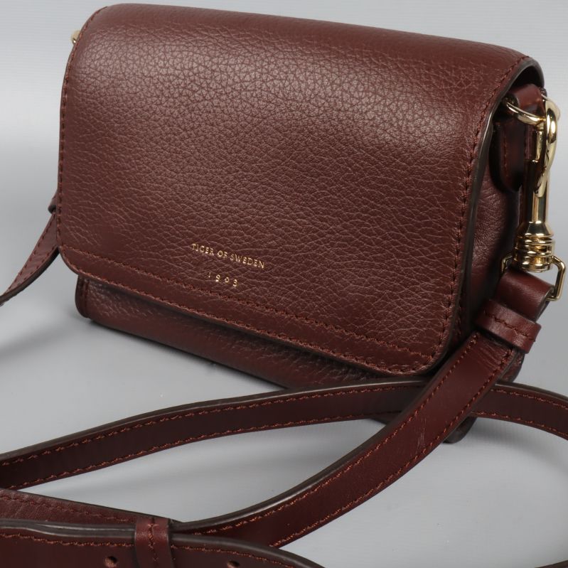 Närbild på väska med präglat skinn och logotyp