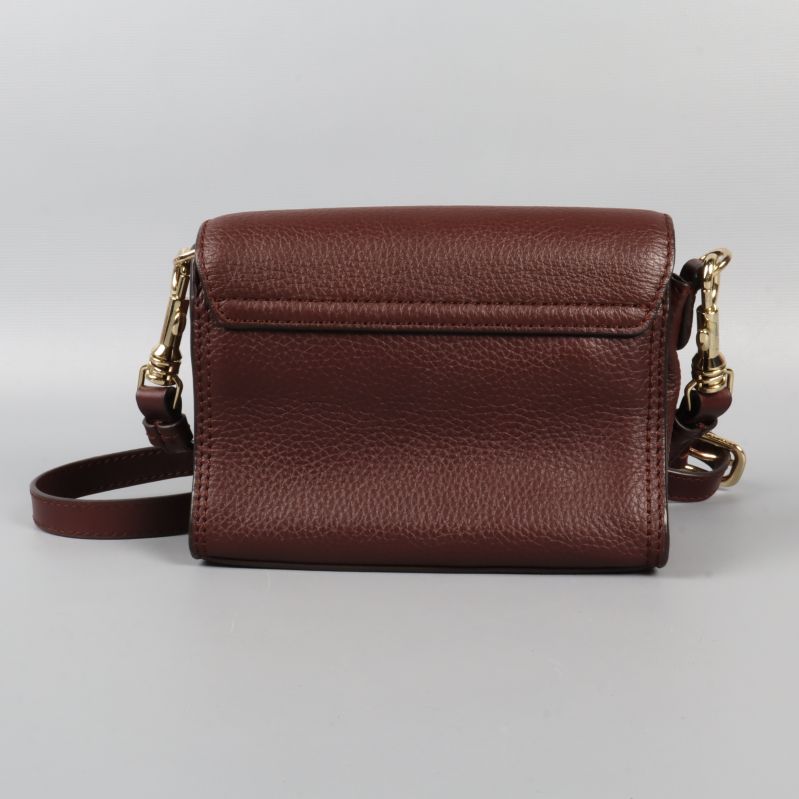 Baksidan av brun axelremsväska i skinn