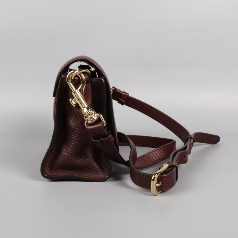 Sidoöppning på Vinröd väska med justerbar rem