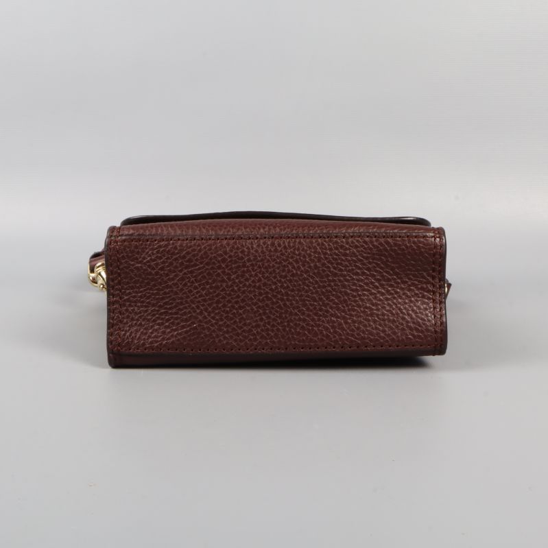 Undersidan av Vinröd väska i präglat läder