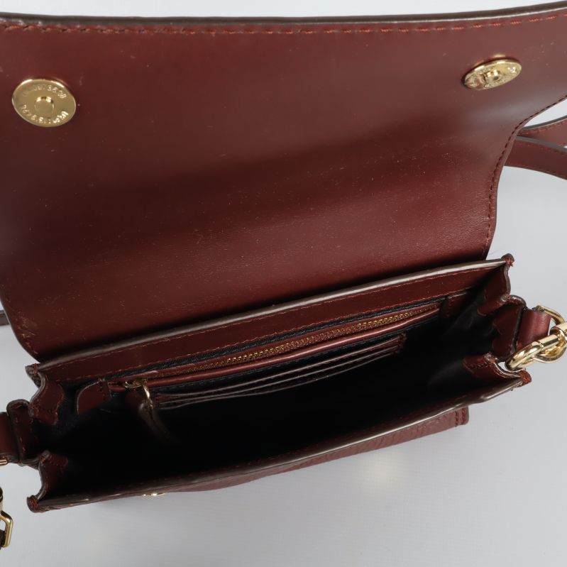 Öppen väska med fickor och kortplatser