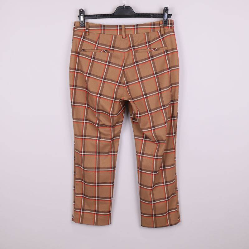 Byxor i rutigt mönster bakifrån med passpoalfickor