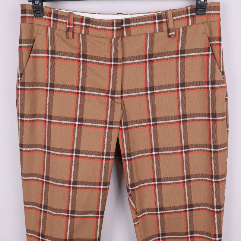 Närbild på byxliv med rutigt tyg och framfickor