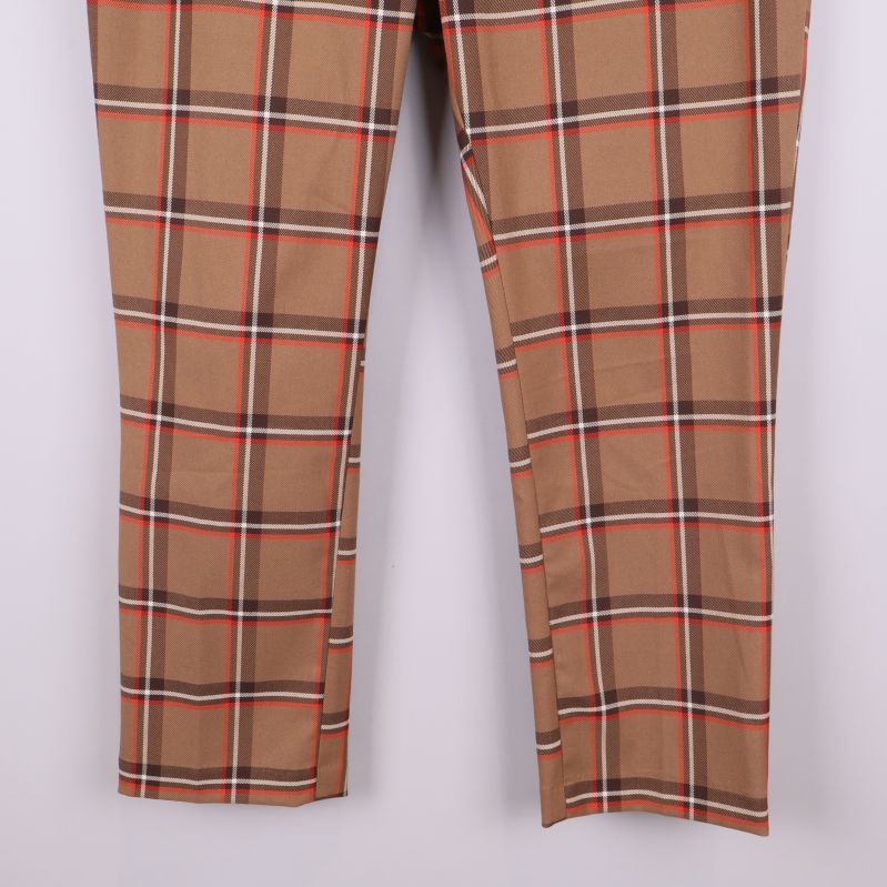 Rutiga byxben med kort ankellängd visas i närbild