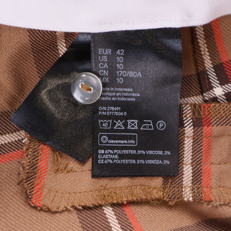 Materiallapp visar 67% polyester, 31% viskos, 2% elastan