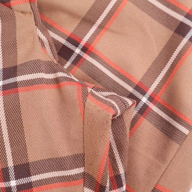 Detalj av rutigt tyg och sömmar närbild