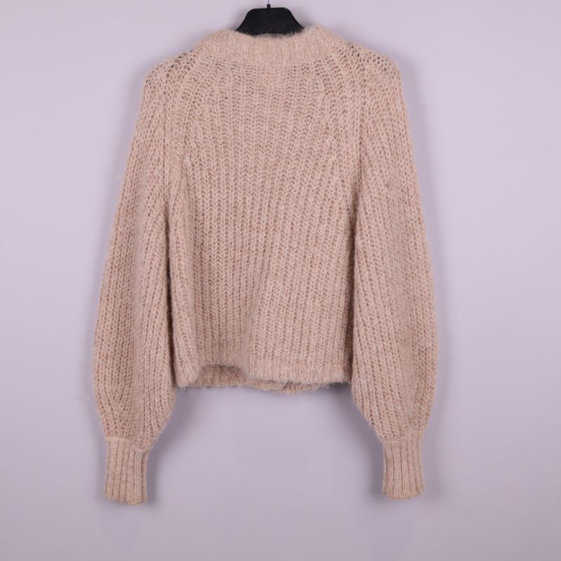 Baksidan av beige stickad kofta visas