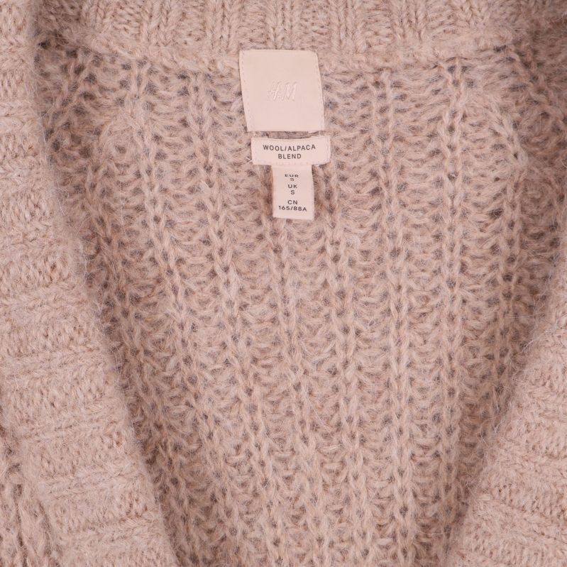 Närbild av koftans nacke och etikett