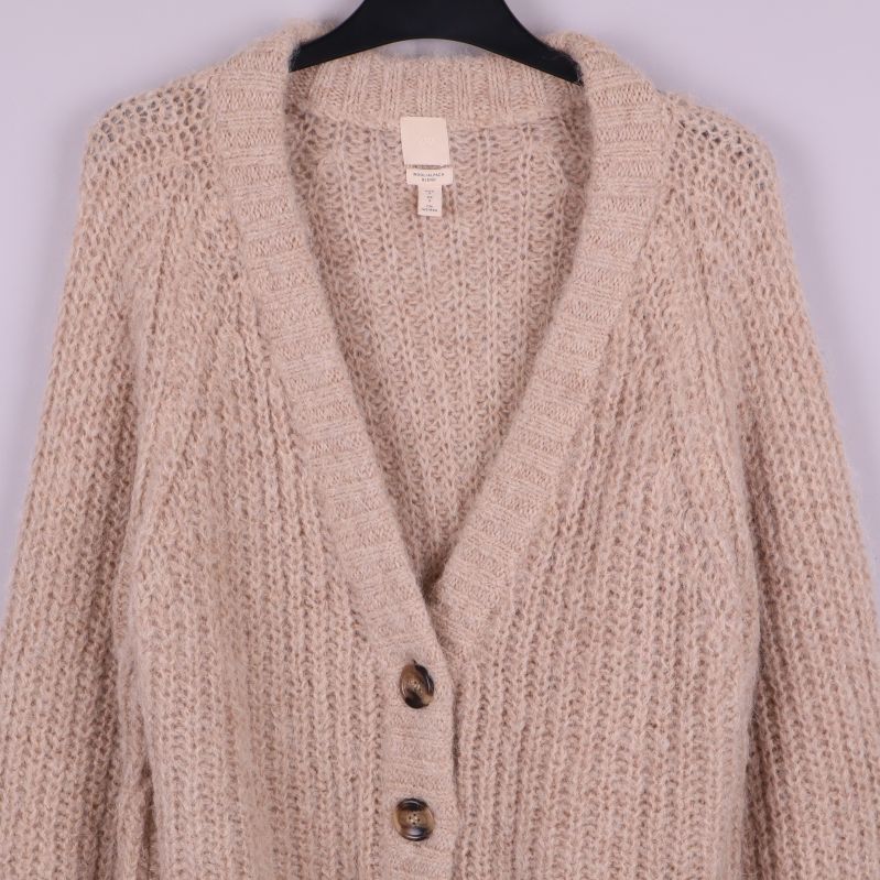 Kofta med djup v-ringning och knappar fram