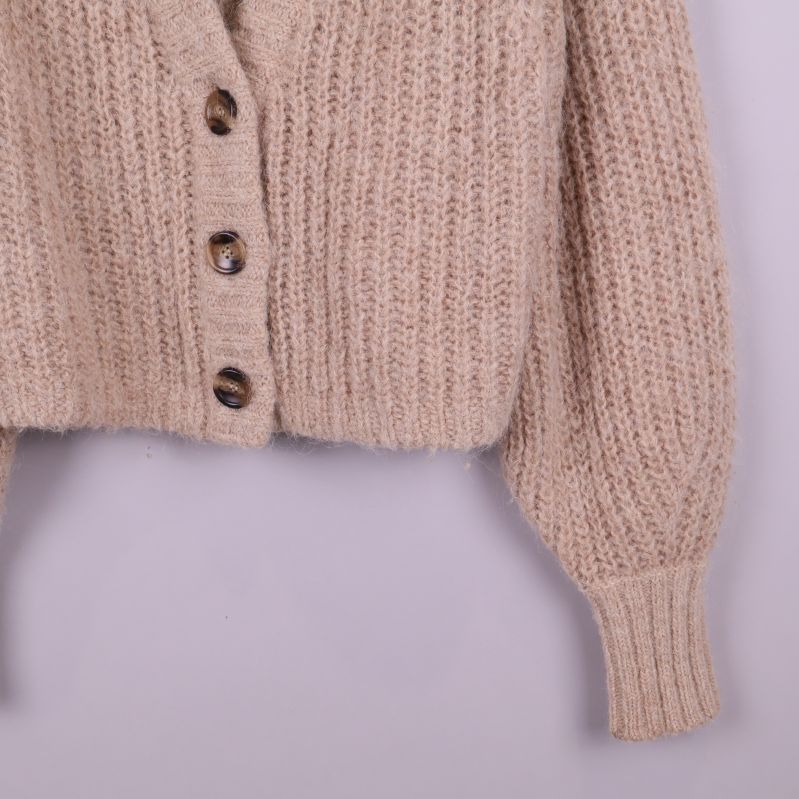 Koftans nedre del med ribbad fåll och knappar