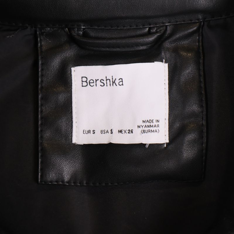 Inre tygmärke med Bershka-logga och storleksangivelse
