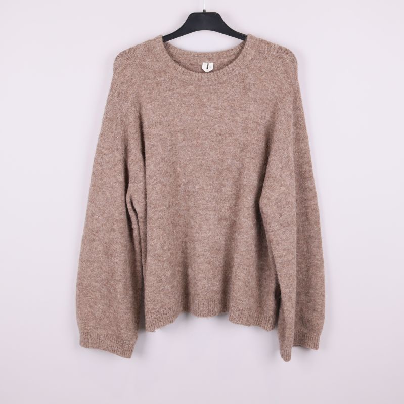 Stickad beige tröja framifrån