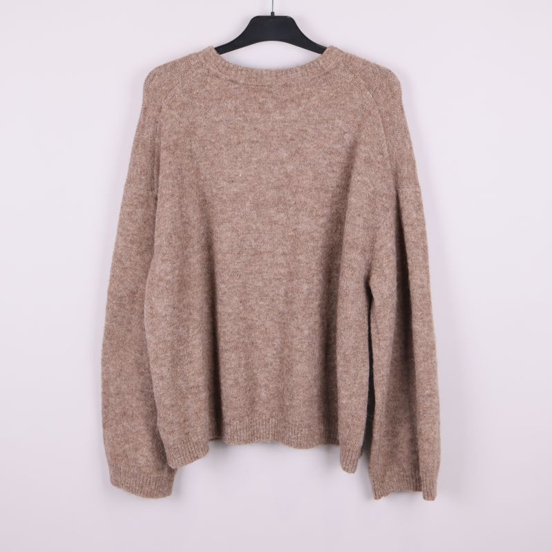 Stickad beige tröja bakifrån 