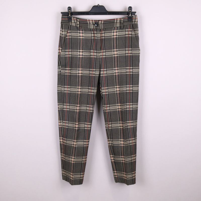 Framsidan av rutiga byxor 