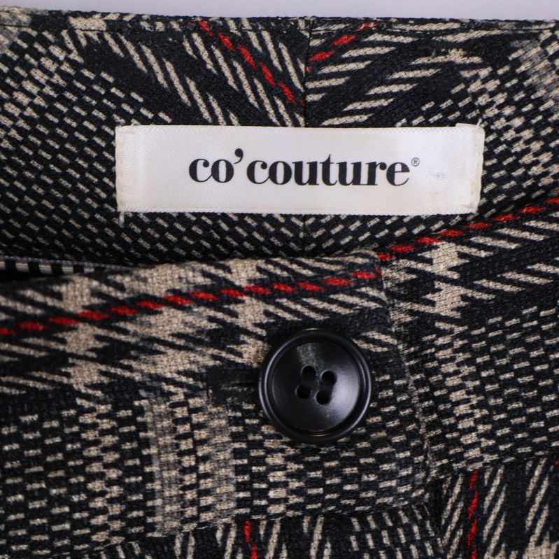 co'couture varumärkesetikett ovanför byxficka