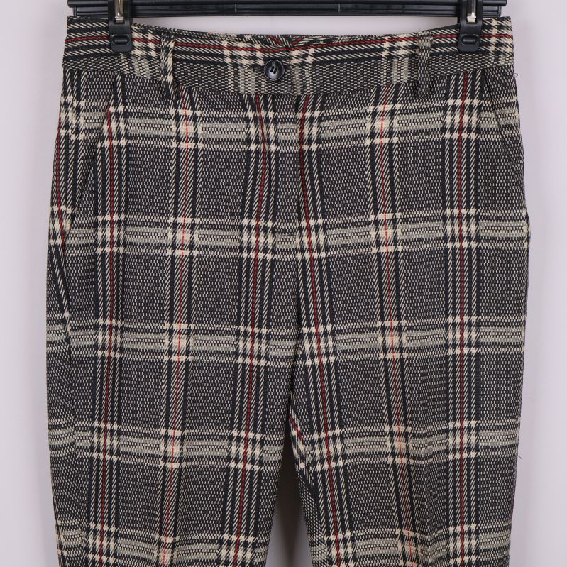 Närbild av midja och fickor på rutiga byxor