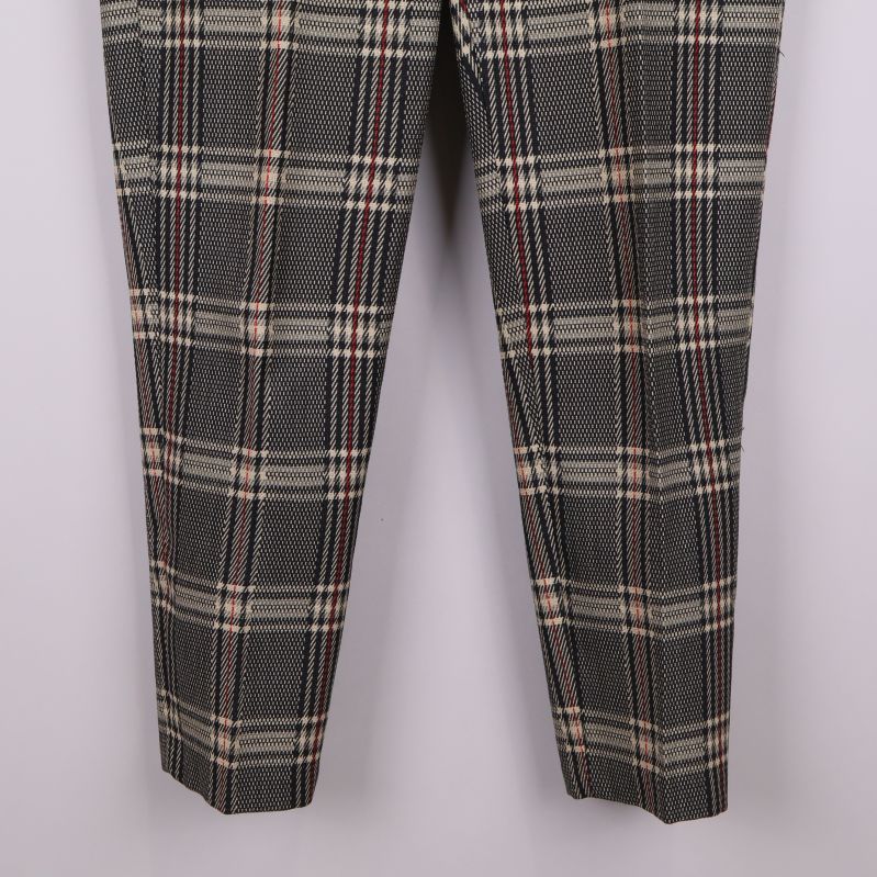 Närbild av byxbenens avslut med rutigt tyg