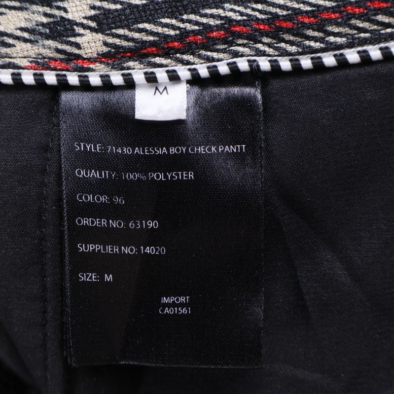 Material- och storleksetikett inuti byxan