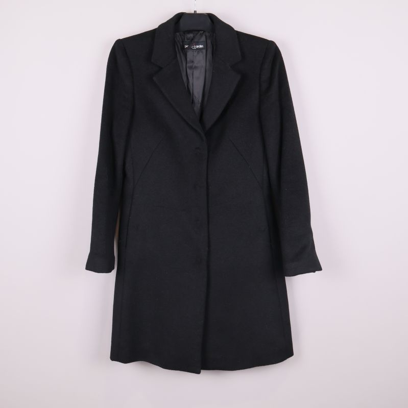 Svart kappa med klassisk knäppning framifrån