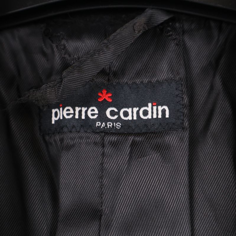 Närbild av Pierre Cardin-märkeslapp i kappan