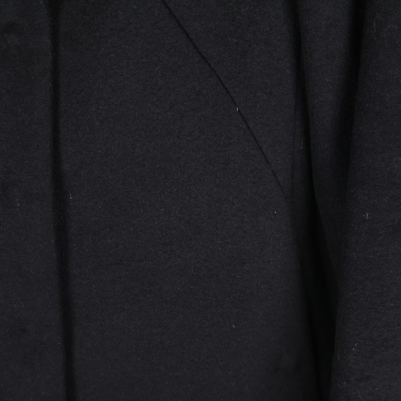 Närbild på slät materialyta hos svart kappa