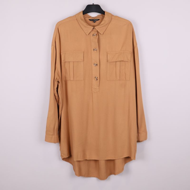 Beige långärmad skjorta på galge med bröstfickor