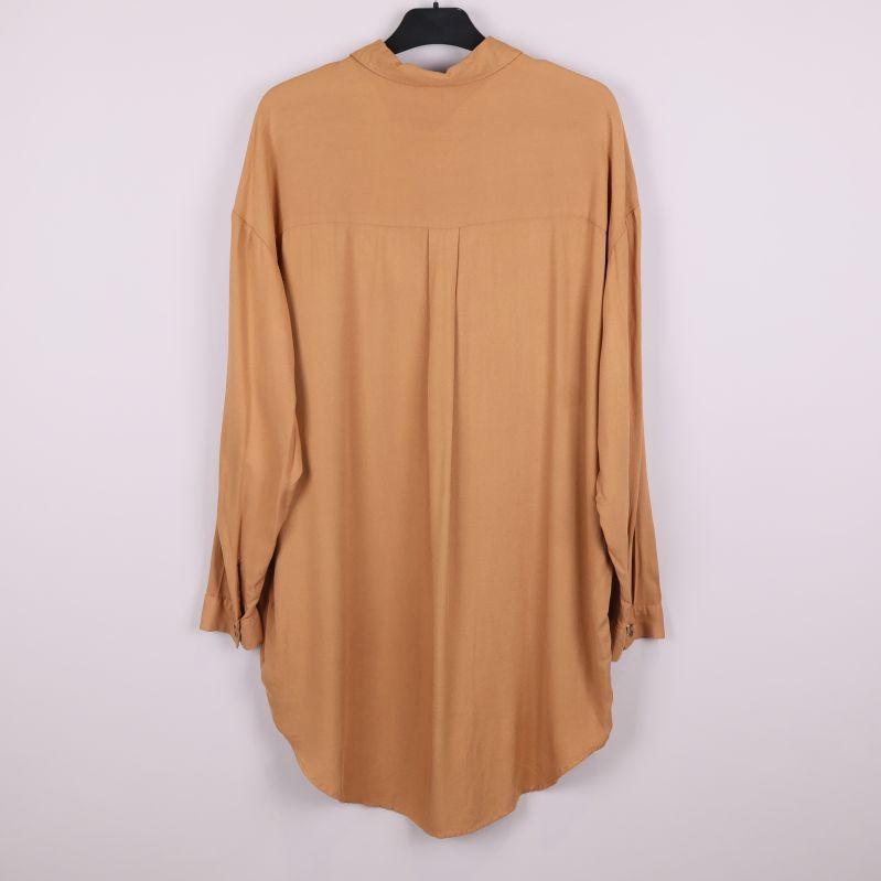 Baksidan av beige skjorta med lös passform