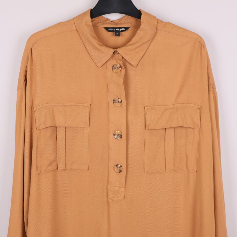 Framsidan av skjortan med fyra knappar och två fickor