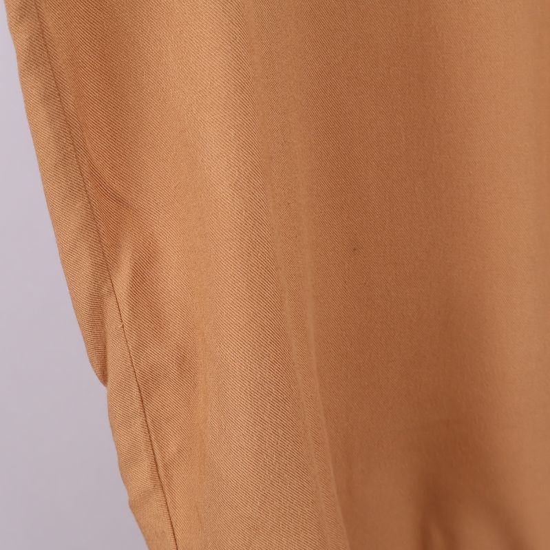 Närbild på skjortans ärm och tygstruktur