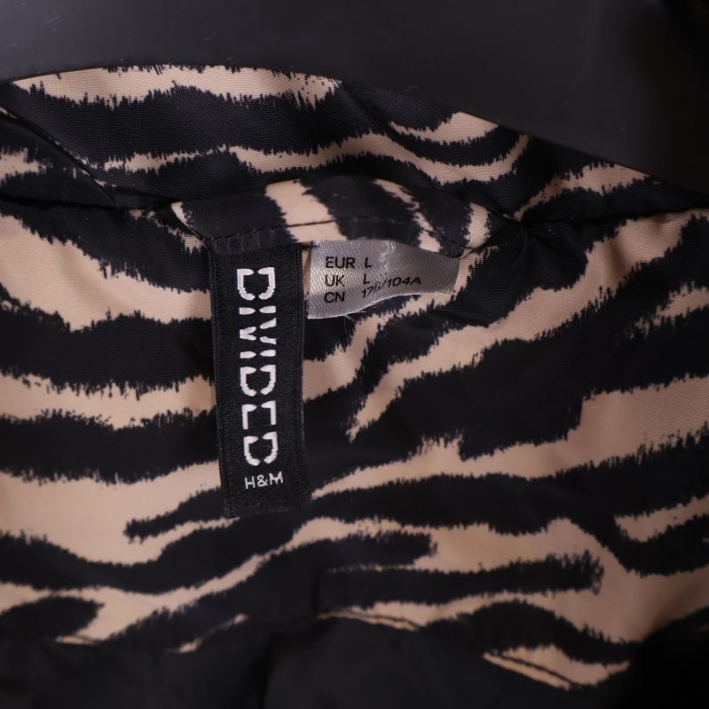 Närbild på etikett Divided H&M storlek L