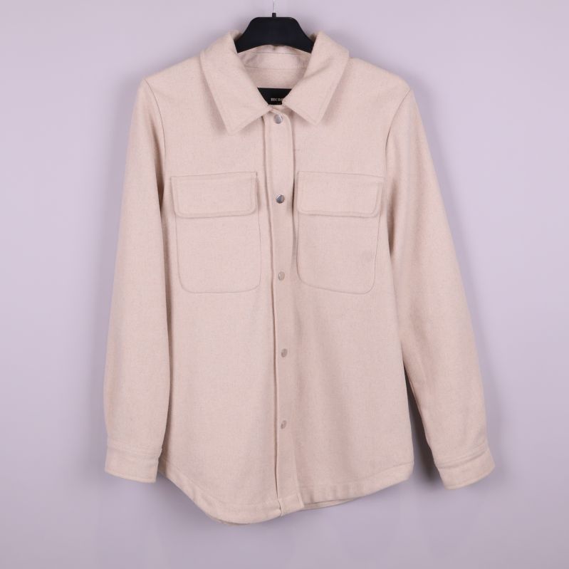 Beige overshirt på galge med två bröstfickor