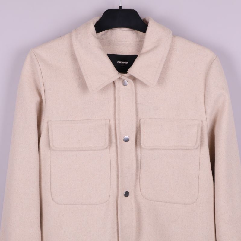 Övre delen av beige overshirt med klassisk krage