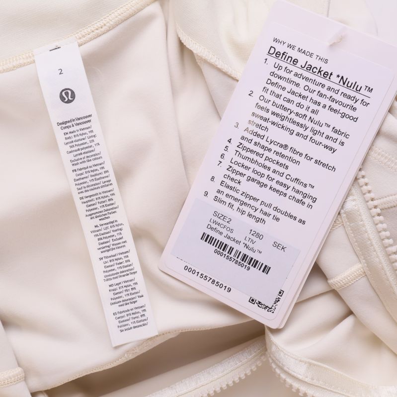 Inneretikett med modellnamn Defining Jacket Nulu