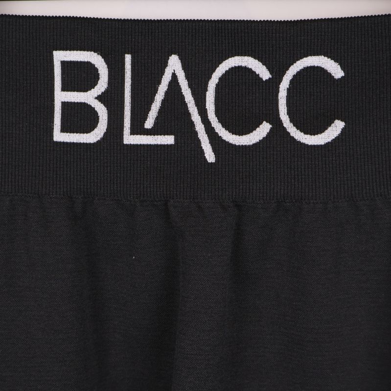 Närbild på BLACC-loggan på midjan
