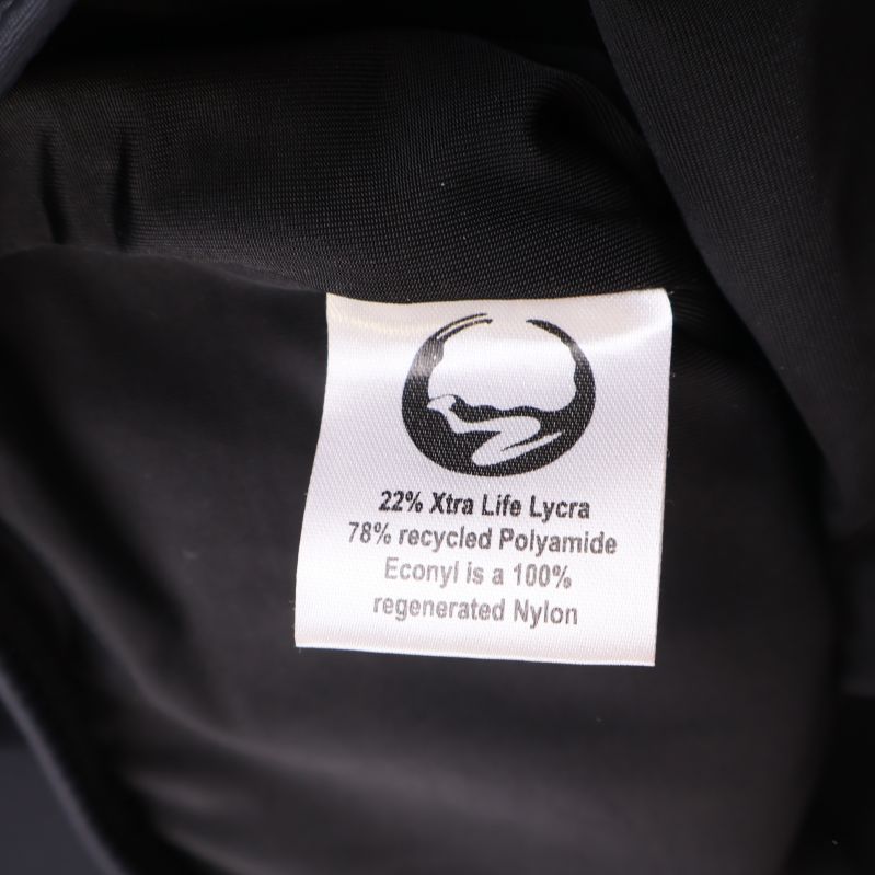 Materiallapp som visar 22% Lycra och 78% återvunnen polyamid