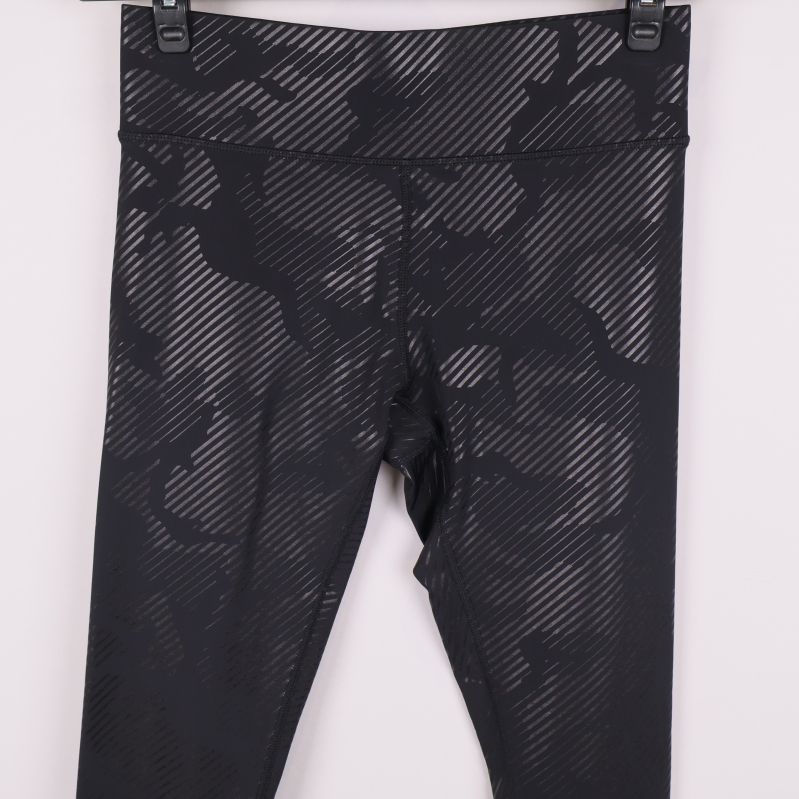 Närbild på midjan och mönstret på leggingsen framifrån