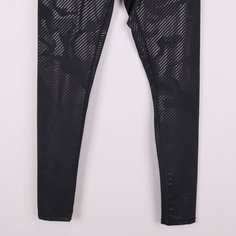 Ben och sömmar på svarta mönstrade leggings