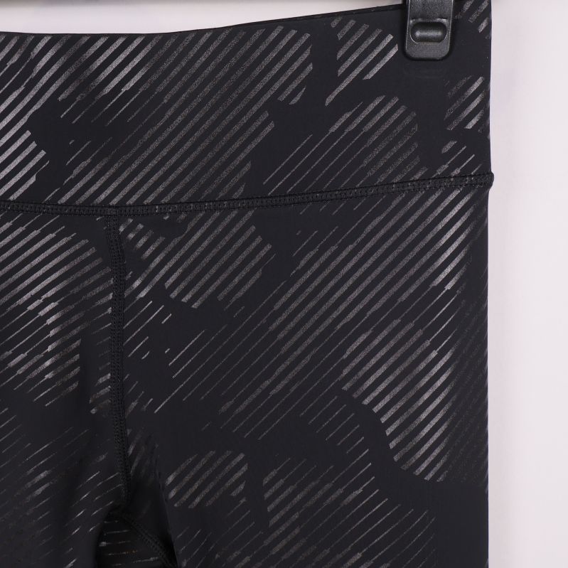 Närbild av mönstrad midjelinning på leggings