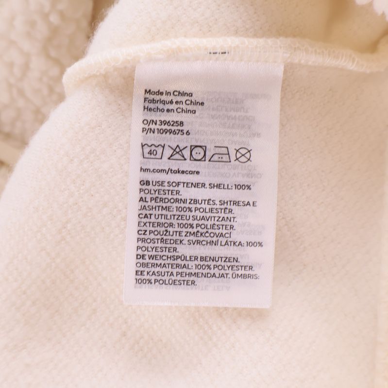 Material- och tvättetikett med information om polyester