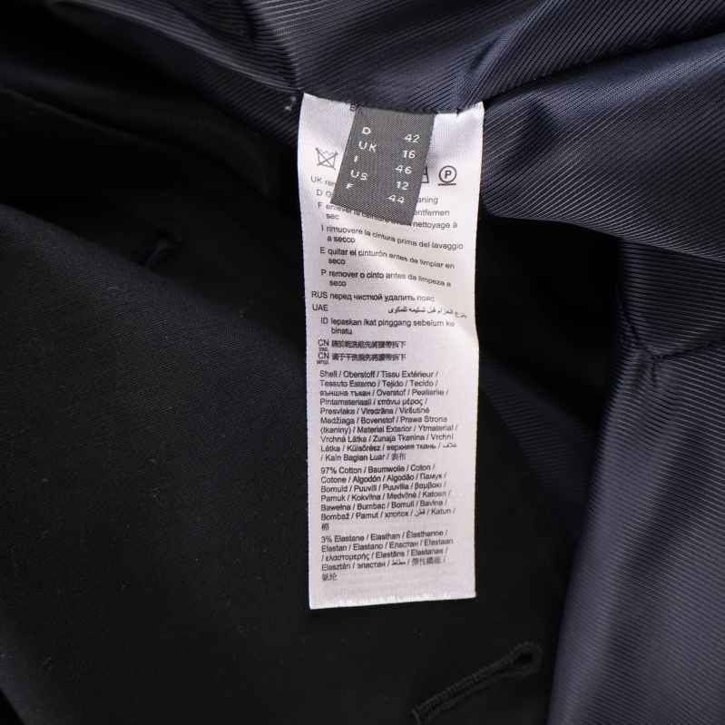 Material- och tvättrådsetikett i trenchcoatens insida