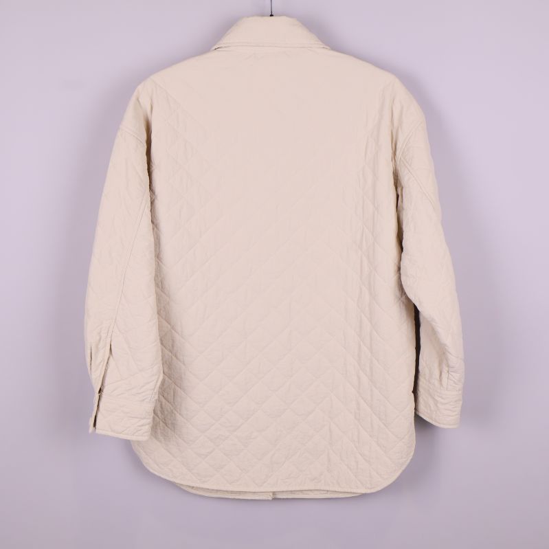 Baksida av quiltad beige overshirt